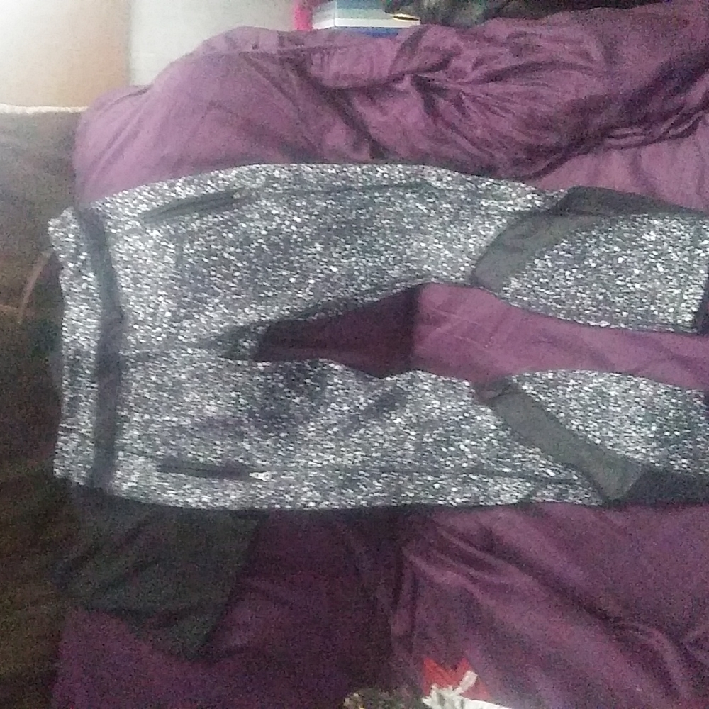 Lululemon athletica Leggins sz 6  Barley worn new condition!
